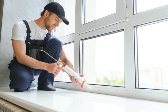 Artisan exp&eacute;riment&eacute; en b&acirc;timent observant et supervisant un chantier de r&eacute;novation int&eacute;rieure d'appartement parisien. L'image montre l'artisan au centre, tenant des plans ou une tablette, entour&eacute; d'&eacute;vidences visuelles de multiples corps de m&eacute;tier en cours&nbsp;: un mur en cours de peinture, du carrelage partiellement pos&eacute;, des &eacute;l&eacute;ments de plomberie visibles. L'artisan porte une tenue professionnelle appropri&eacute;e (pantalon et haut de travail). La sc&egrave;ne transmet une ma&icirc;trise globale et une coordination de l'ensemble du projet.