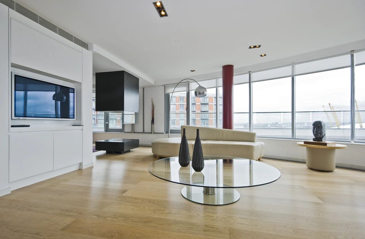 Salon moderne d'appartement de luxe avec vue panoramique urbaine