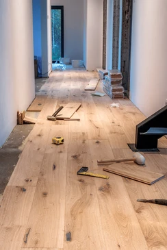 Chantier de pose de parquet en cours dans un int&eacute;rieur r&eacute;sidentiel moderne