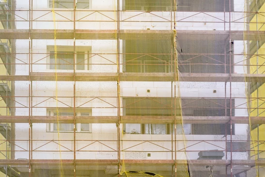 Chantier de construction d'immeuble r&eacute;sidentiel avec &eacute;chafaudage m&eacute;tallique tubulaire sur fa&ccedil;ade