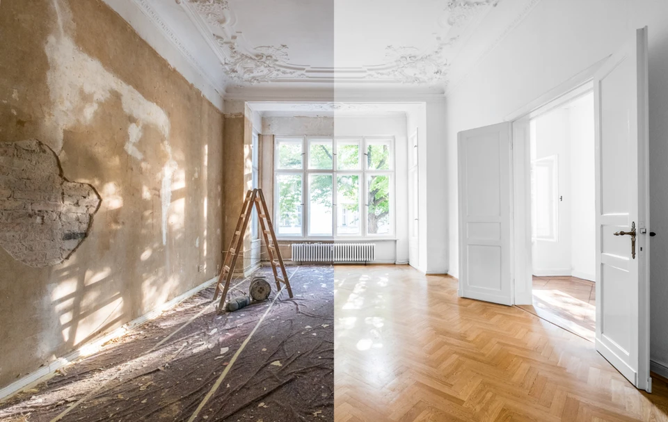 Intérieur en cours de rénovation avec pose de revêtement de sol