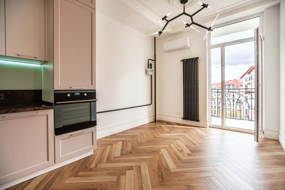 Int&eacute;rieur r&eacute;sidentiel avec artisan installant du parquet au sol