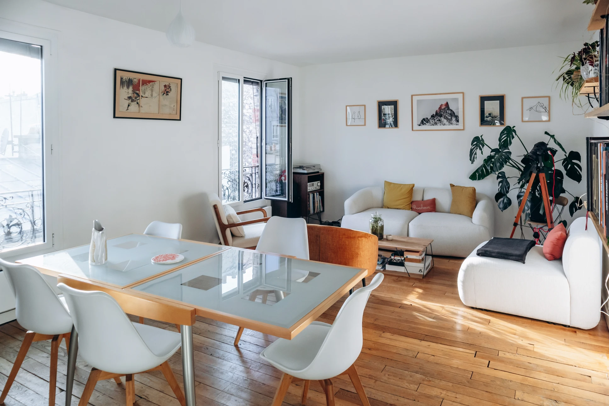 Ouvrier peintre en combinaison de travail applique de la peinture blanche au plafond d'un appartement lumineux avec grandes fen&ecirc;tres