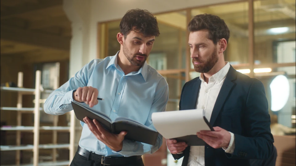 Chantier de rénovation intérieure avec application de peinture murale