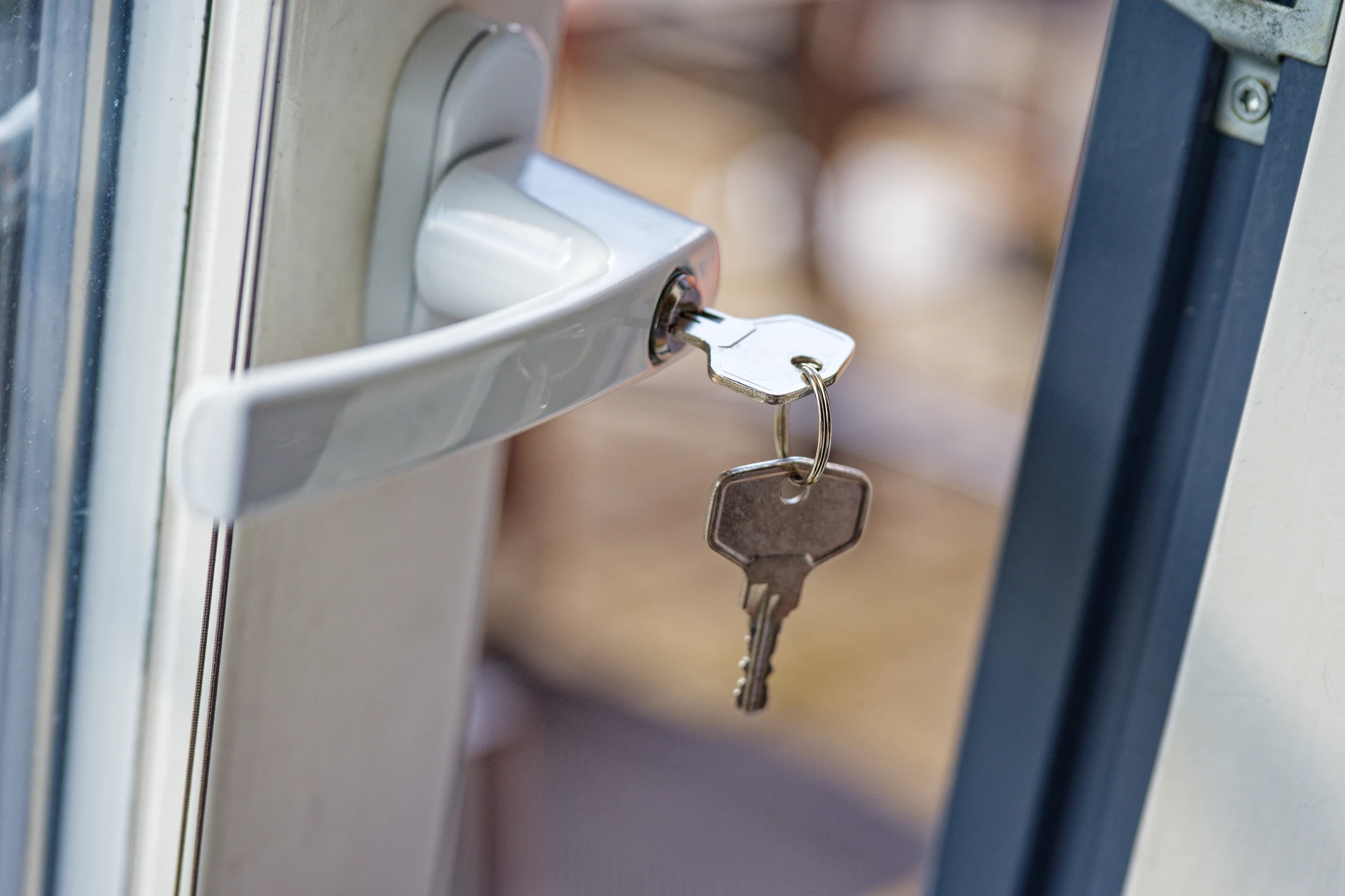 Mains d'un serrurier installant une serrure de porte intérieure dans un environnement résidentiel aux murs blancs
