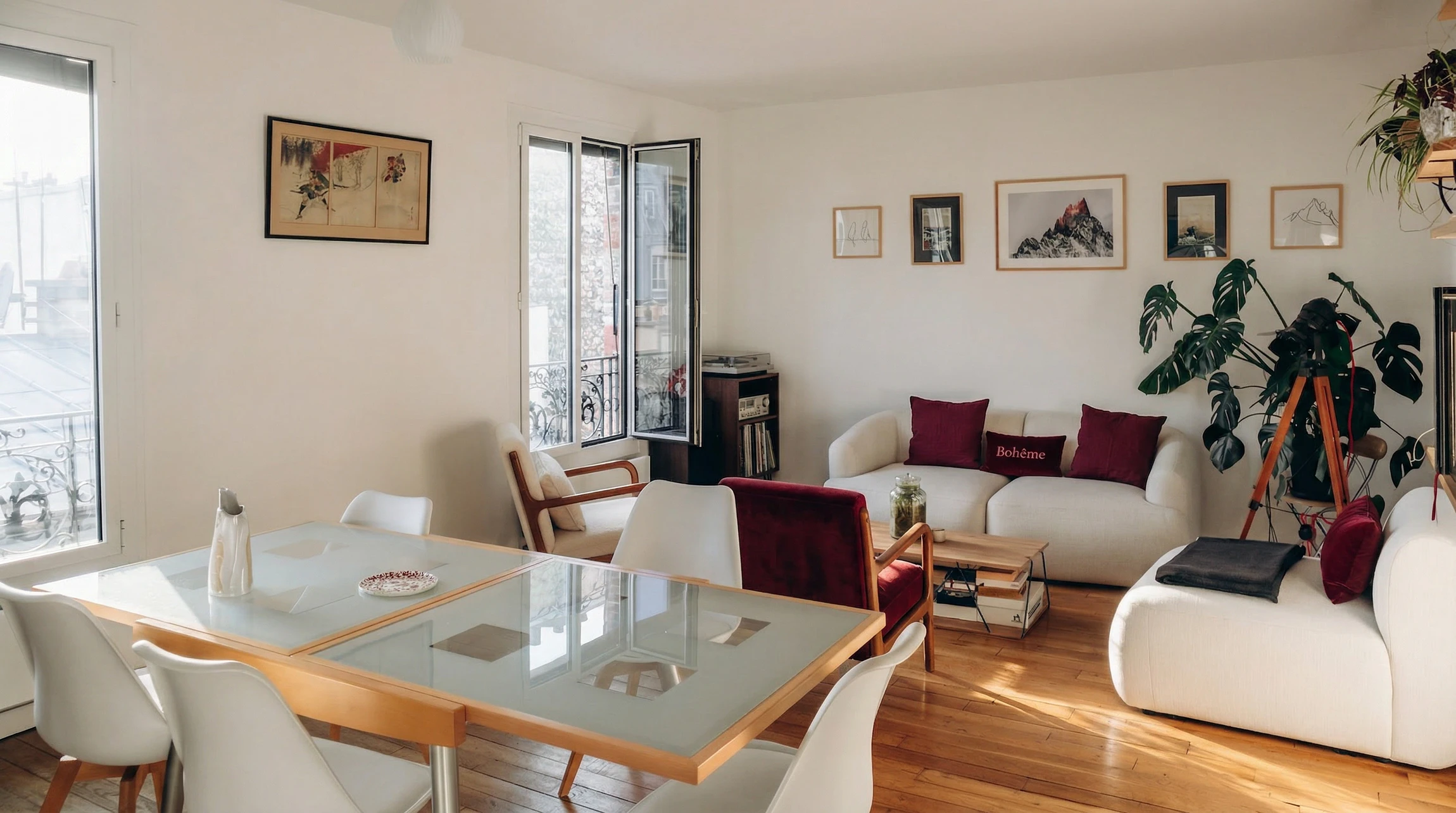 Ouvrier peintre en combinaison de travail applique de la peinture blanche au plafond d'un appartement lumineux avec grandes fen&ecirc;tres