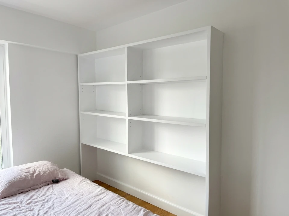 Rénovation d'appartement en cours avec échelle pliante, outils et matériaux au sol