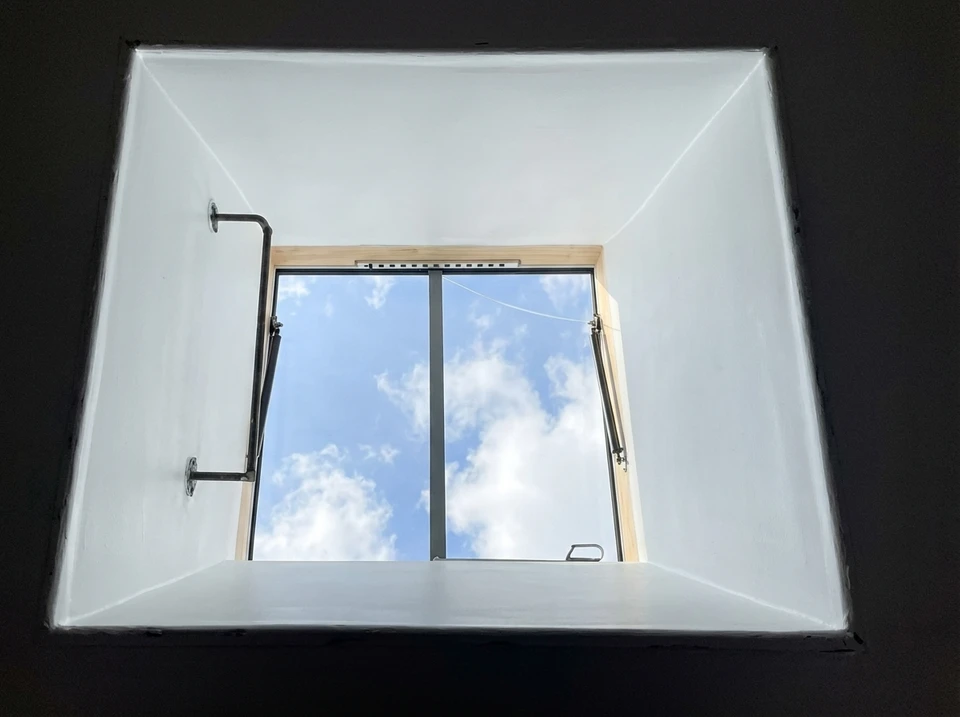 Rénovation d'appartement en cours avec échelle pliante, outils et matériaux au sol