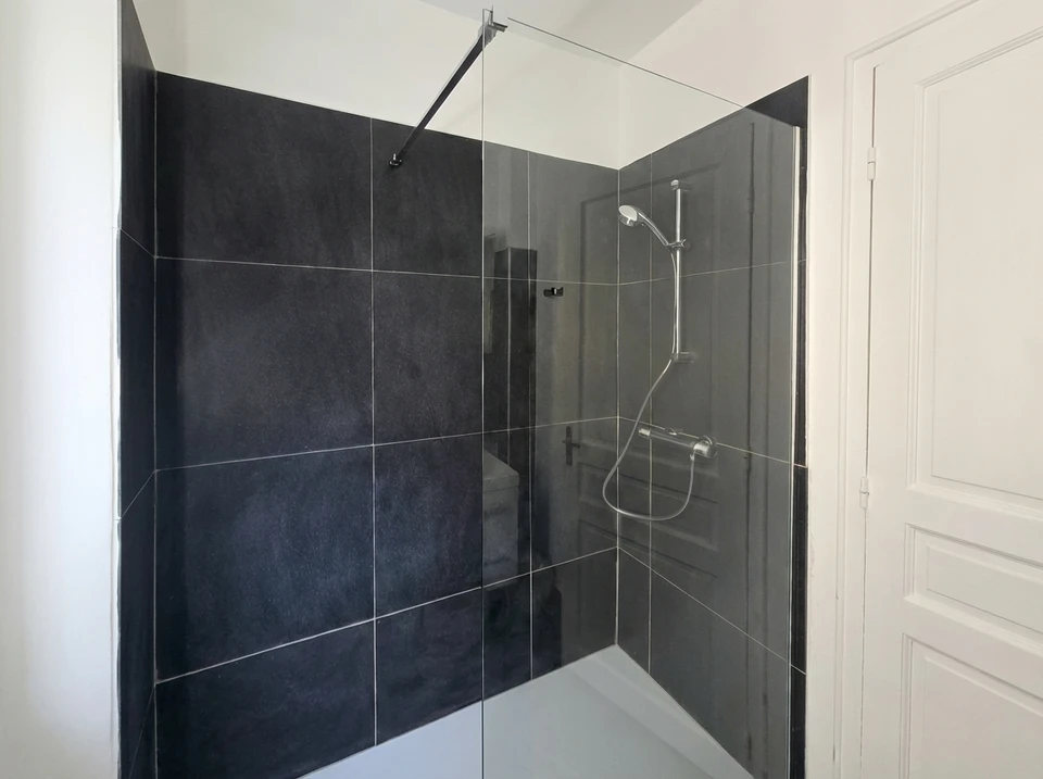 Salle de bain avant et après rénovation complète