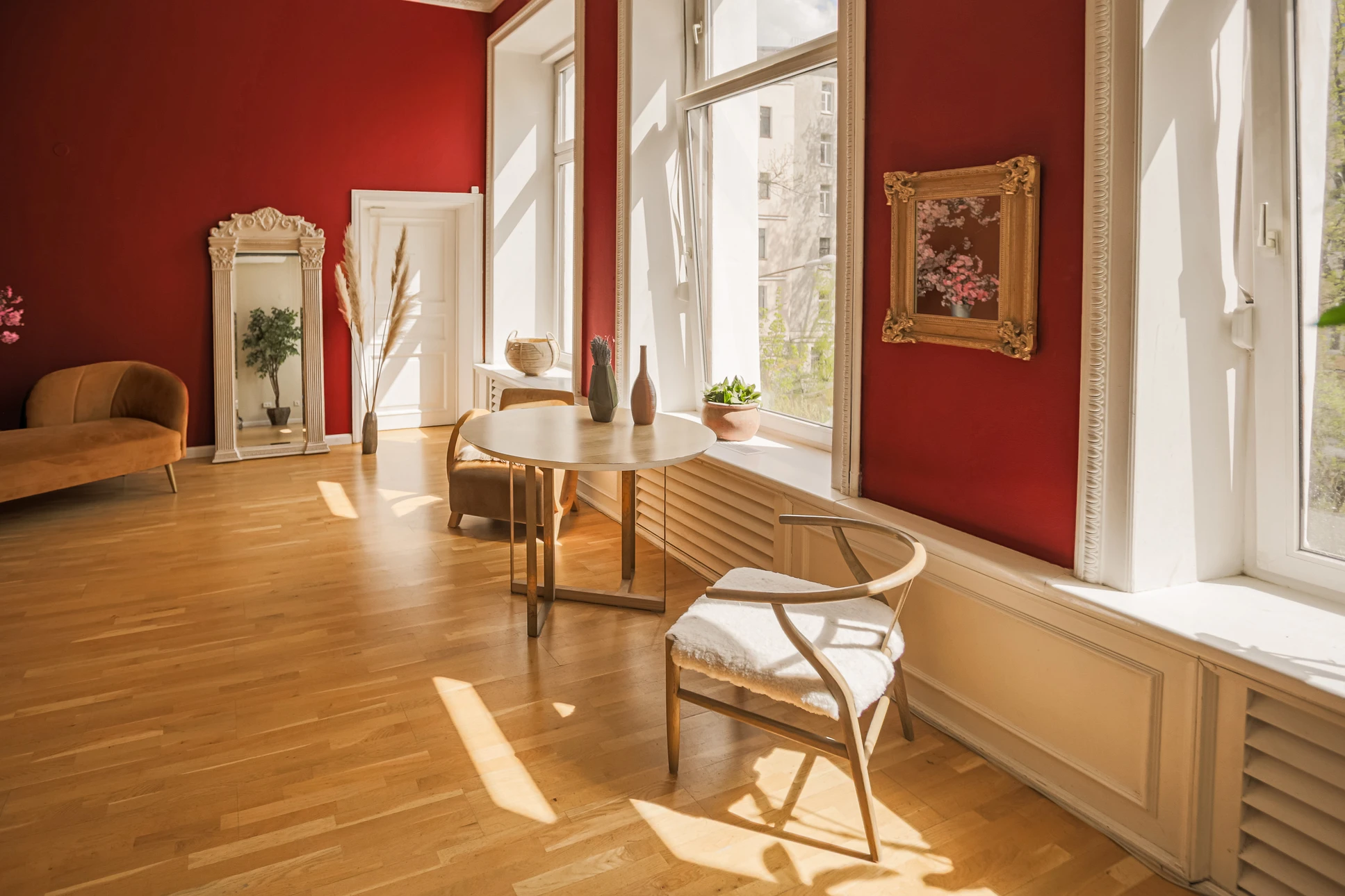 Intérieur professionnel avec peintre appliquant de la peinture blanche sur un mur à l'aide d'un rouleau