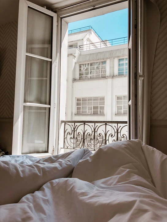 Intérieur résidentiel avec escalier en bois massif à rampe droite et balustres tournés