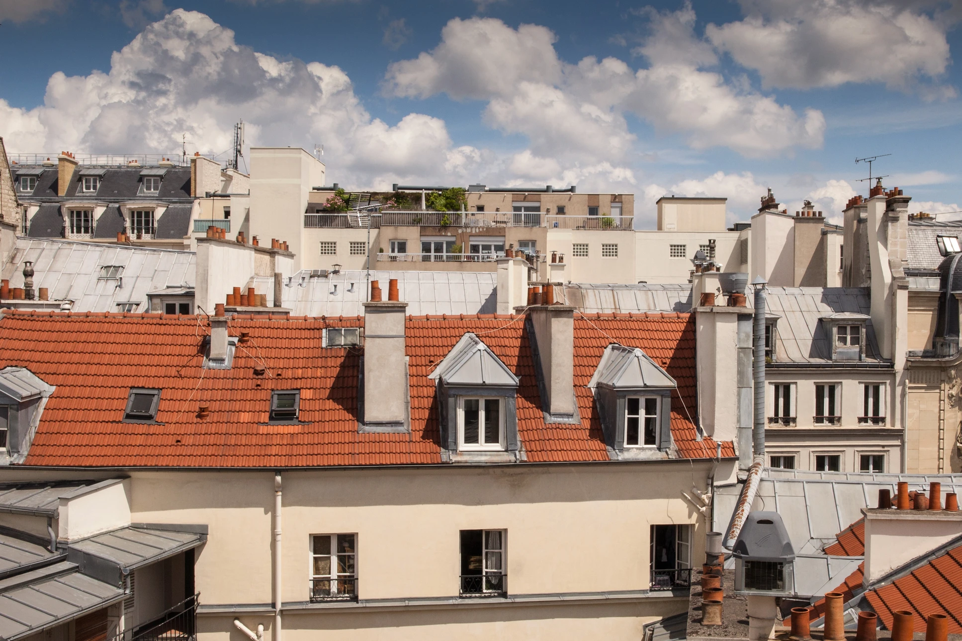 Couvreur travaillant sur toiture résidentielle par temps ensoleillé