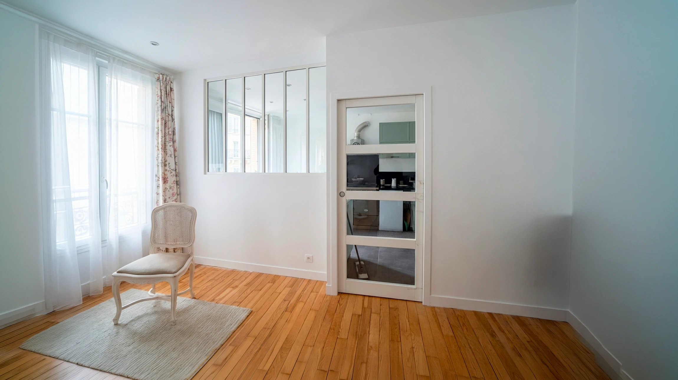 Salon moderne d'appartement urbain avec vue panoramique sur la ville